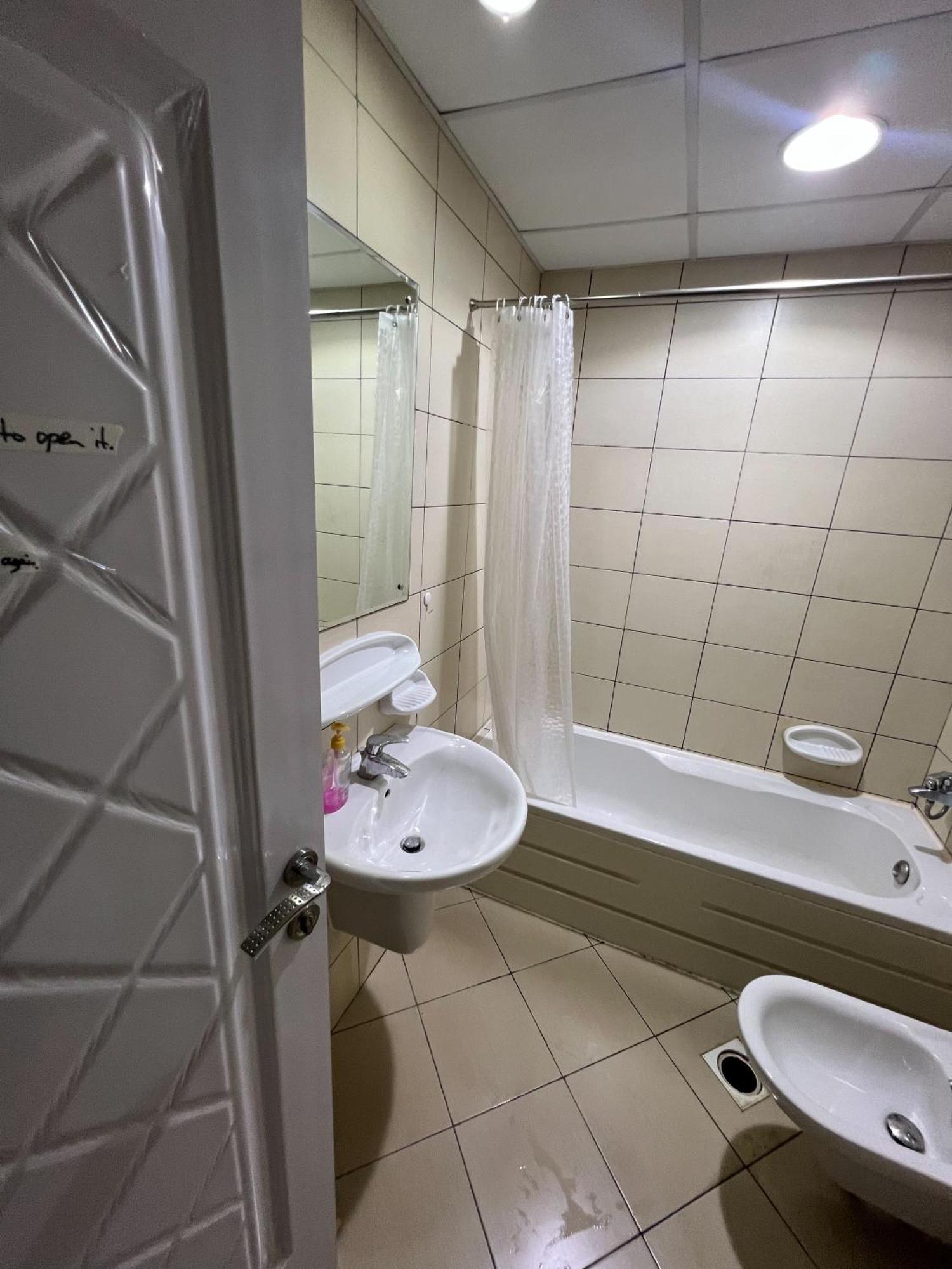 Urban Panda Hostel Marina 두바이 외부 사진